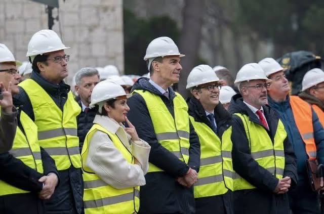 EduardoBr77's tweet photo. Este hijo de la gran puta fue a hacerse fotos anunciando el inicio de la construcción de viviendas el 12 de enero de 2026. No ha ido ni un obrero https://t.co/2nS1TKAOBY