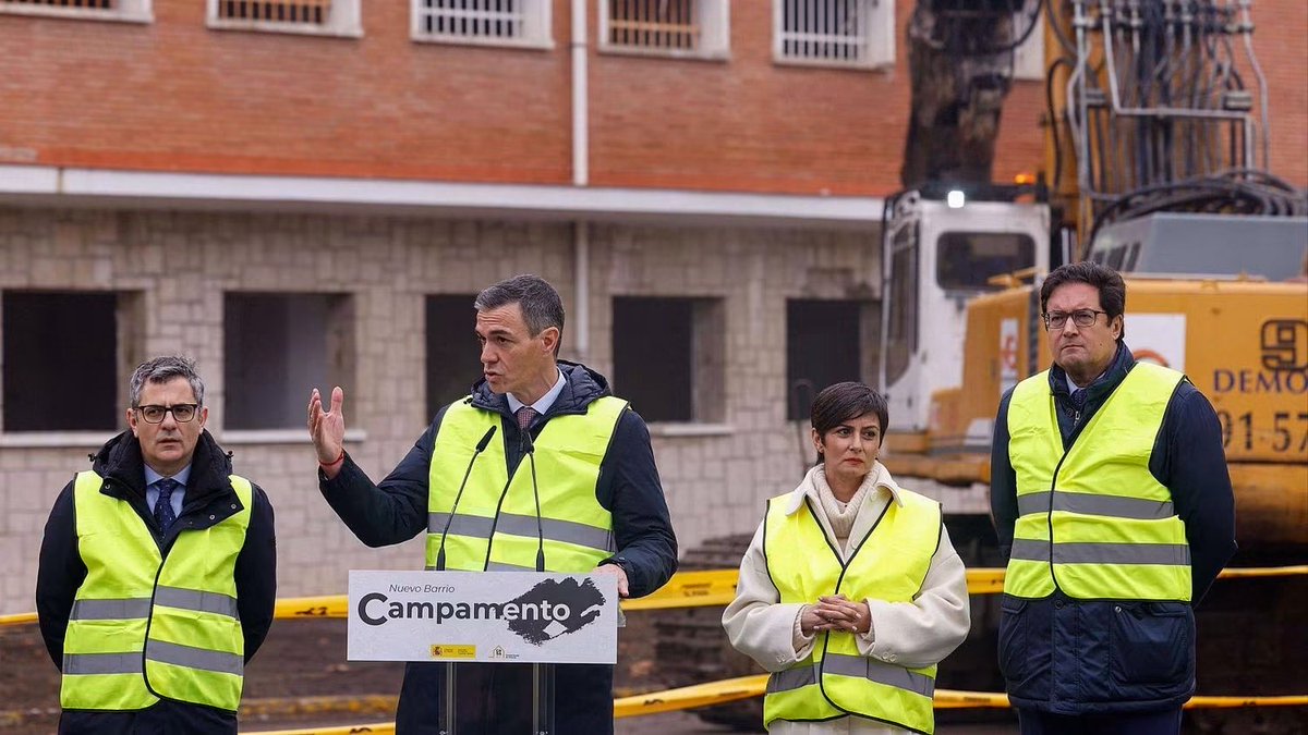EduardoBr77's tweet photo. Este hijo de la gran puta fue a hacerse fotos anunciando el inicio de la construcción de viviendas el 12 de enero de 2026. No ha ido ni un obrero https://t.co/2nS1TKAOBY