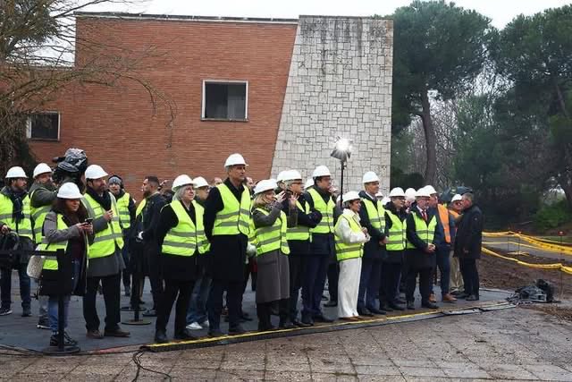 EduardoBr77's tweet photo. Este hijo de la gran puta fue a hacerse fotos anunciando el inicio de la construcción de viviendas el 12 de enero de 2026. No ha ido ni un obrero https://t.co/2nS1TKAOBY