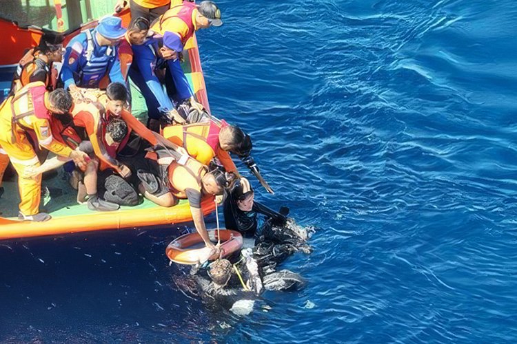 DiveMagazine's tweet photo. A lucky escape for four divers, three of whom drifted overnight after being pushed out to sea by currents off Flores, #Indonesia.

https://t.co/iuFyUaz8Rh

#scubadiving #Safety https://t.co/gcYqWgPnYZ