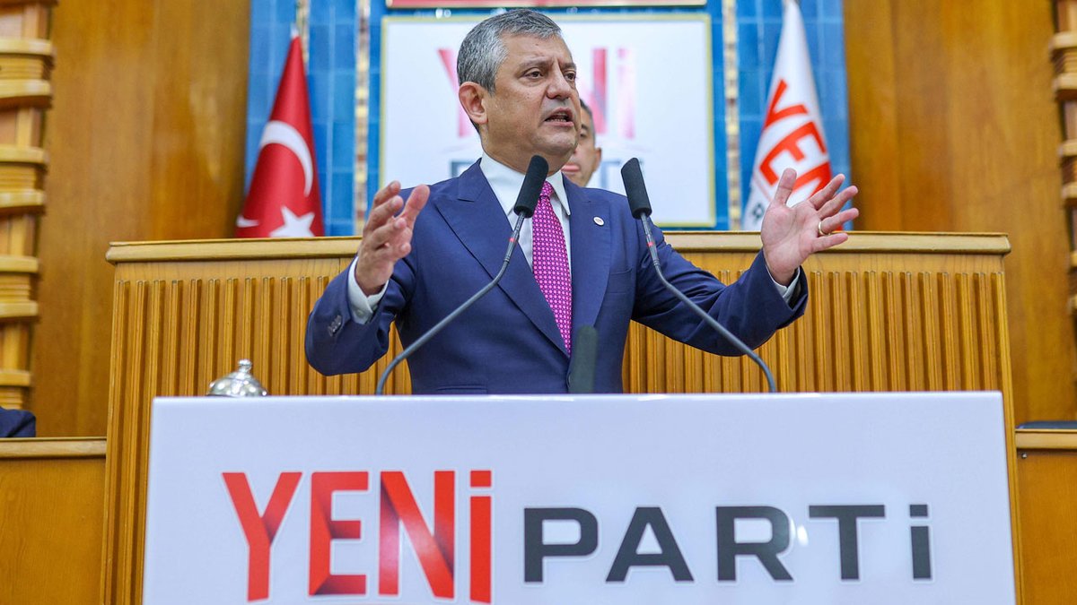 BirGun_Gazetesi's tweet photo. Özgür Özel, fon vurgunundaki isimleri ve görevlerini tek tek açıkladı: 

📌Emre Alkin, TERA Yönetim Kurulu Üyesi, tutuklu. Bizzat Cumhurbaşkanı tarafından Cumhurbaşkanlığı Akademik İstişare Kurulu’na atanmıştır

📌Kerem Alkin, TERA Bağımsız Yönetim Kurulu Üyesi. Tutuklu. Türkiye’nin OECD Daimi Büyükelçiliğine Erdoğan tarafından atandı, Varlık Fonu ve Halkbank yönetimine Erdoğan tarafından atandı

📌Emre Tezmen, TERA Yönetim Kurulu Başkanı. Tutuklu. Fatma Hanım ve ailesiyle yakın ilişkili

📌Erkan Kilimci, TERA’nın Genel Müdürü, tutuklu. Eski Merkez Bankası Başkan Yardımcısı. 200 liranın üzerinde imzası var, Erdoğan tarafından atandı

📌Fecir Alptekin, TERA Yönetim Kurulu Üyesi, Cumhurbaşkanı Danışmanı, Cumhurbaşkanlığı Kültür ve Sanat Politikaları Kurulu Üyesi. Erdoğan’ın imzasıyla atandı

📌Abdulkadir Özkan, TERA Yönetim Kurulu Üyesi. Tutuklu. Başbakanlık Başdanışmanı. Erdoğan tarafından atandı. 
Diyanet ve Milli Eğitim Bakanlığı Basın Müşavirliği yaptı

📌Erdin Özel, TERA Portföy Yönetim Kurulu Başkanı. AK Parti Ekonomi İşleri Başkan Yardımcısıydı. Erdoğan tarafından atandı

📌Muhammet Yarız, Pusula Portföy’de yönetici. Tutuklu. Eski AK Parti İstanbul Gençlik Kolları Yönetim Kurulu Üyesi

📌Özdemir Ataseven. Özata Yönetim Kurulu Başkanı. Tutuklu. AK Parti Tuzla İlçe Başkan Yardımcısı

📌İskender Balcı, fonda yönetici. Tutuklu. Hazine ve Maliye Bakan Yardımcısı Osman Çelik’in damadı

Haberin tamamı:

https://t.co/r7SvTmRzlh