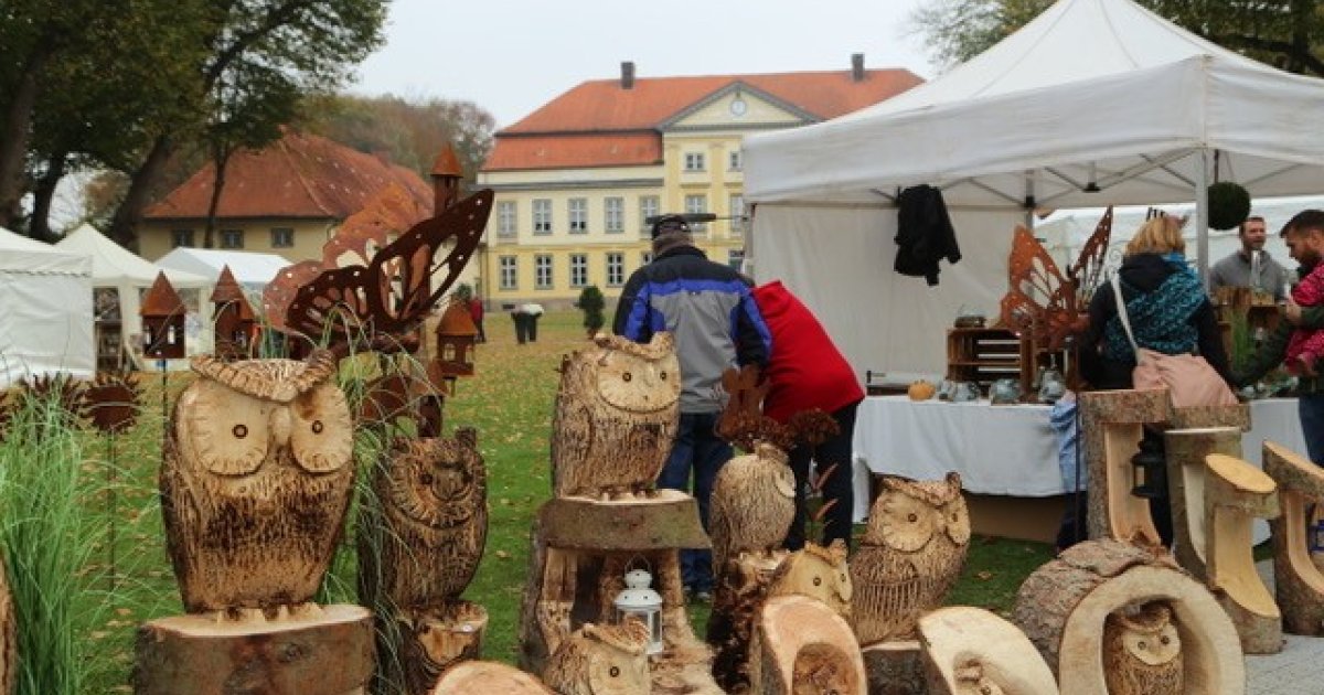 SCHWULISSIMO's tweet photo. Gut Emkendorf - Markttage in Emkendorf schwulissimo.โde/region/schleswig-holstein/gut-emkendorf-herbst-auf-dem-gut #GutEmkendorf #Markttage #Kunsthandwerk #Dekoration #Herbstideen https://t.co/kF0bXULifL