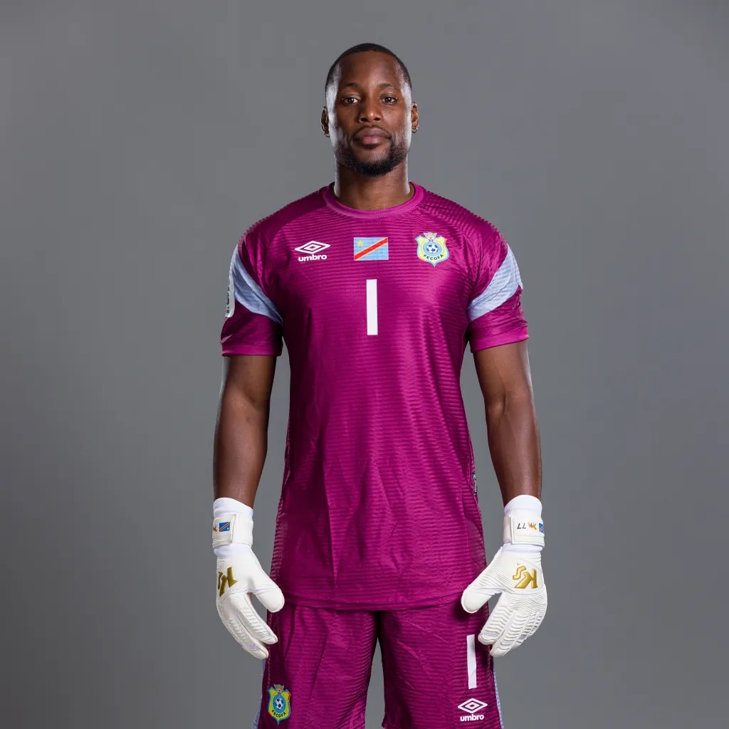 TouchlineX's tweet photo. 🚨 𝗕𝗥𝗘𝗔𝗞𝗜𝗡𝗚: England played against an INELIGIBLE player at the 2026 World Cup, with FIFA aware of the issue before the tournament even took place.

DR Congo goalkeeper Lionel Mpasi had NOT completed the required paperwork to switch his international representation from France to DR Congo.

FIFA discovered the issue after launching an investigation following a complaint from Nigeria, but still cleared Mpasi to play in DR Congo’s final World Cup play-off and at the tournament.

He later produced a series of HUGE saves against England in the Round of 32 before Harry Kane scored twice late on.