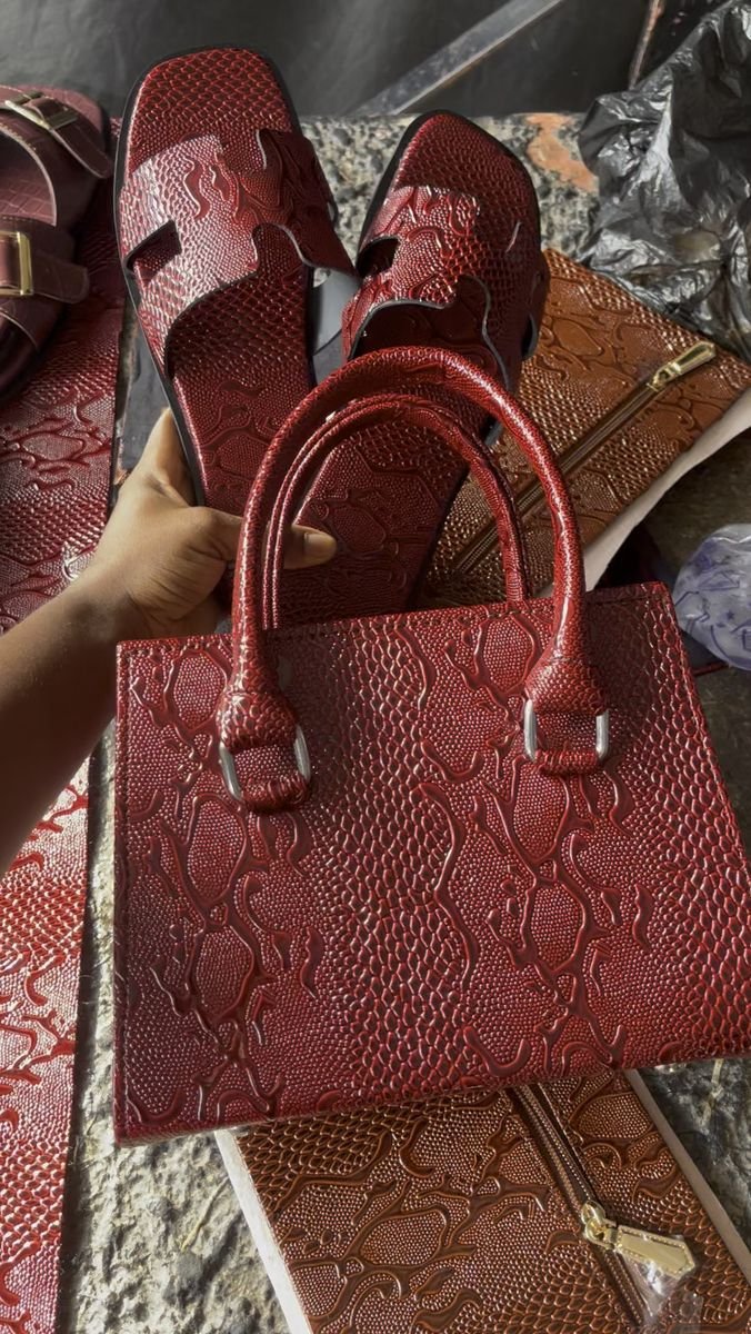 JoySamueljah's tweet photo. Matching Bag and slippers for my queens😌
28k for both
Affordable ✅ 
Quality ✅ 
Classy ✅ 
Durable ✅ 
Location:Jos
We deliver nationwide 
Let's turn the sidewalk into your very own stage 😉 https://t.co/y7CiSF87Vl