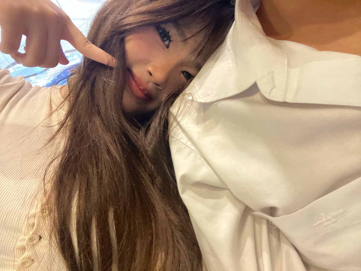 miscartbrb's tweet photo. me in that one male friend’s gallery https://t.co/PrdcPObSKK