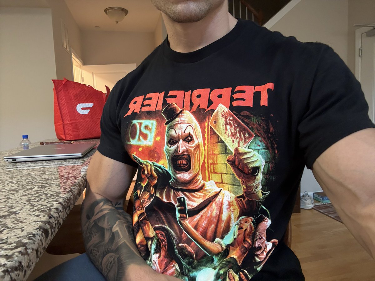 j592650's tweet photo. What’s your favorite scary movie ? #nsfwtwt https://t.co/dfTAu0R7mN