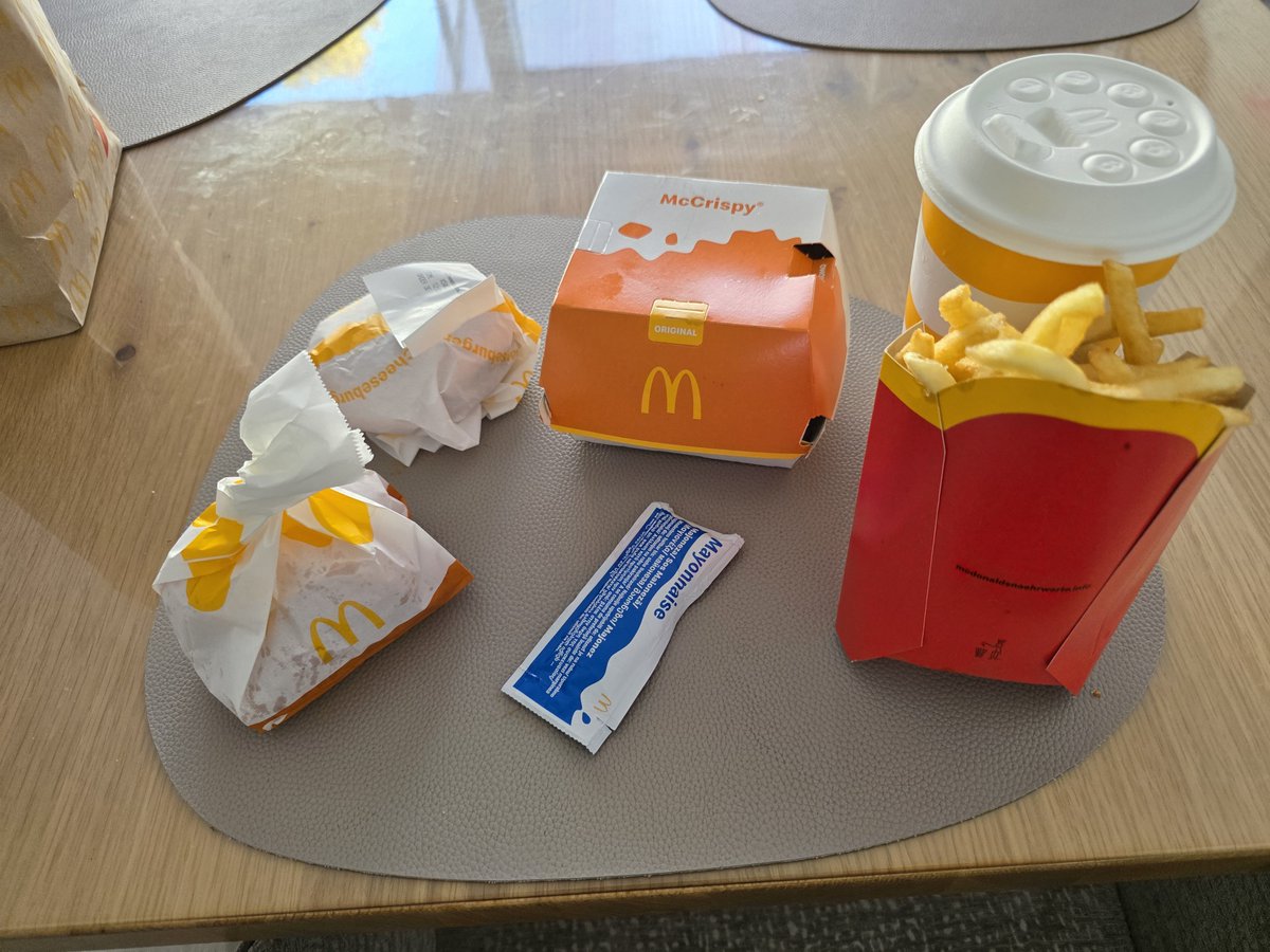 GrowingCarsten's tweet photo. Rund 2.000 kcal, und das ist nur mein Frühstück. 😅🍟 Eigentlich würde das für einen ganzen Tag reichen. Aber der Bauch freut sich. Wer isst mit?
#feedee #bhm #bigbelly #feeding https://t.co/sjgakrep1Q