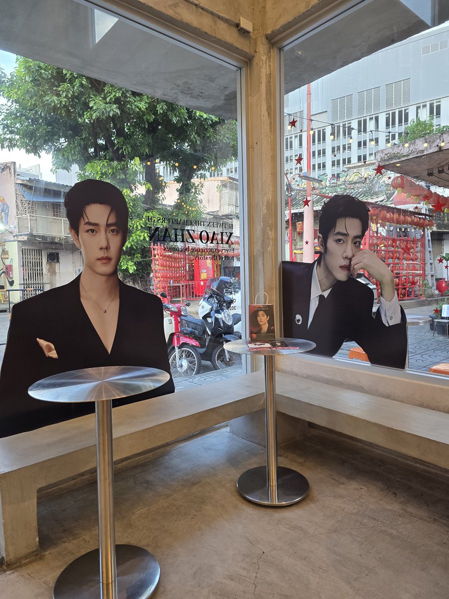 ourchapter_'s tweet photo. 📢 พี่จ้านอยู่ตรงนี้ถึงวันเสาร์ 10/10 นี้ ใครอยากมาถ่ายรูปรีบมาน้าา

📍 Chicken Roast Coffee สามย่าน ซ.จุฬา 15 เราฝากเซ็ต Giveaways ตามรูปไว้ที่คาเฟ่ด้วย แจ้งรับกับน้องพนักงานได้เลย

ฝากทุกคนแชร์ช่วยหน่อยน้าา 🫶 ใครจะแวะมาคาเฟ่วันเสาร์ อาจจะเจอกัน เพราะนี่ต้องมาเลาะพี่จ้านอ��ก 🤣

#Chapter35WithXiaoZhan
#xiaozhan #เซียวจ้าน #肖战