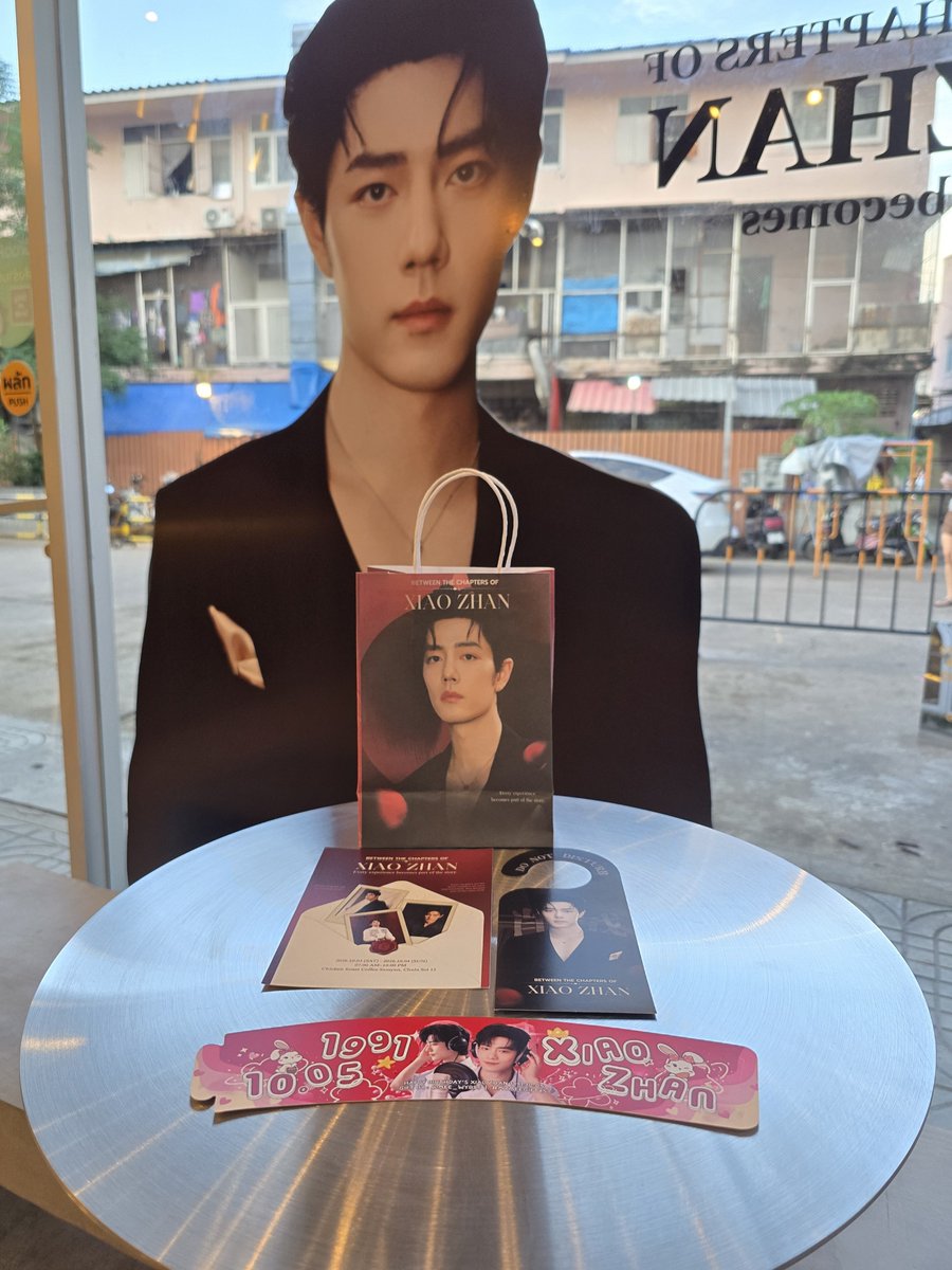 ourchapter_'s tweet photo. 📢 พี่จ้านอยู่ตรงนี้ถึงวันเสาร์ 10/10 นี้ ใครอยากมาถ่ายรูปรีบมาน้าา

📍 Chicken Roast Coffee สามย่าน ซ.จุฬา 15 เราฝากเซ็ต Giveaways ตามรูปไว้ที่คาเฟ่ด้วย แจ้งรับกับน้องพนักงานได้เลย

ฝากทุกคนแชร์ช่วยหน่อยน้าา 🫶 ใครจะแวะมาคาเฟ่วันเสาร์ อาจจะเจอกัน เพราะนี่ต้องมาเลาะพี่จ้านอ��ก 🤣

#Chapter35WithXiaoZhan
#xiaozhan #เซียวจ้าน #肖战