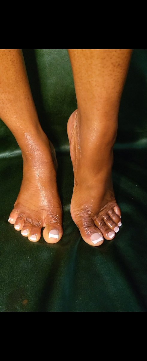 Midnightlines3's tweet photo. Good morning Toe Boo's. The wrinkles really outline my toes,  dont you think? https://t.co/NQwB2GVmUX