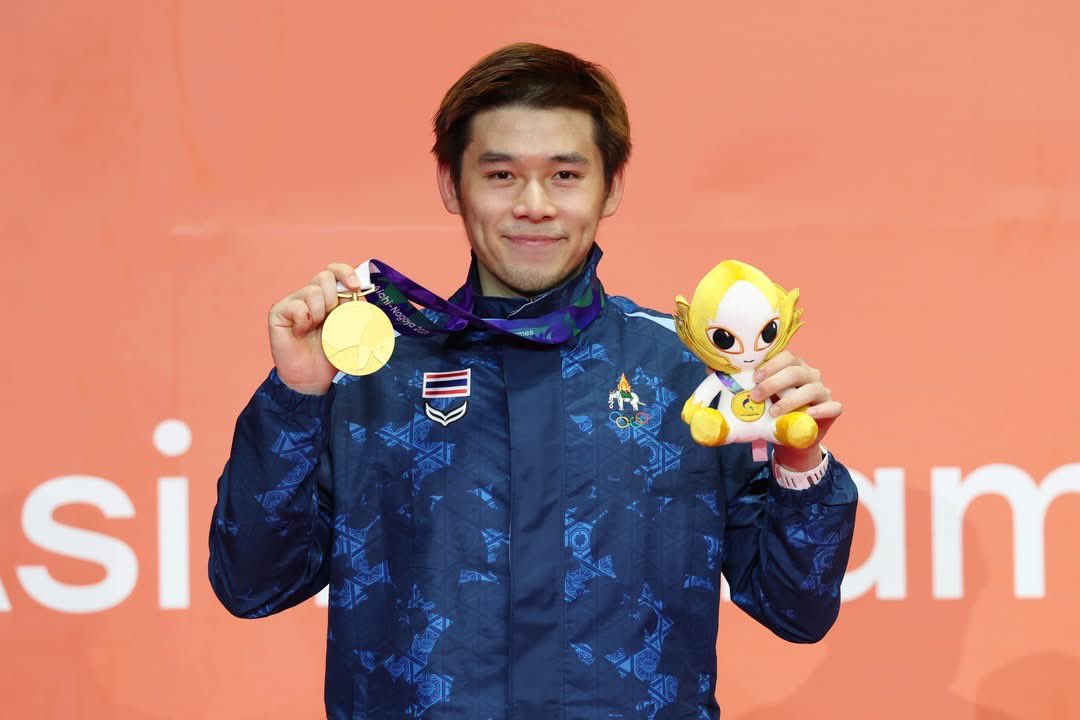 Skyboyz15's tweet photo. 🏆🏸🇹🇭 “วิว กุลวุฒิ” ผงาดขึ้นมือ 1 โลกอีกครั้งอย่างเป็นทางการ หลังคว้าเหรียญทองเอเชียนเกมส์ 2026 กวาดคะแนนสะสมพุ่งทะยาน 92,865 คะแนน ทิ้งห่างคู่แข่งสบายๆ แถมมีลุ้นรั้งบัลลังก์ยาวข้ามปี 👏🏻👏🏻

อันดับโลกของ สหพันธ์แบดมินตันโลก (BWF) 
ประเภทชายเดี่ยว
1. กุลวุฒิ วิทิตศานต์ 🇹🇭 92,865 คะแนน
2. คริสโต โปปอฟ 🇫🇷 86,632 คะแนน
3. โจว เทียน เฉิน 🇹🇼 85,380 คะแนน
4. โจนาธาน คริสตี้ 🇮🇩 85,031 คะแนน
5. ฉี ยู่ฉี 🇨🇳 84,555 คะแนน
6. แอนเดอร์ส แอนทอนเซ่น 🇩🇰 83,655 คะแนน
7. โคได นาราโอกะ 🇯🇵 78,740 คะแนน
8. อเล็กซ์ ลาเนียร์ 🇫🇷 76,985 คะแนน
9. วิคเตอร์ ไล 🇨🇦 76,465 คะแนน
10. อัลวี ฟาร์ฮาน 🇮🇩 73,599 คะแนน
ขอแสดงความยินดีด้วยนะครับ 🎊🎉
#วิวกุลวุฒิ #BWF #Badminton