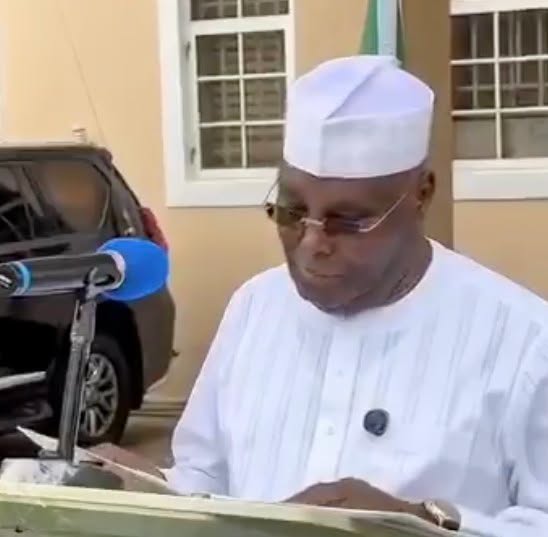 manhajarrayuwa's tweet photo. Atiku ya jajanta wa iyalan waɗanda suka rasu a hatsarin jirgin NAF

Karin bayani: https://t.co/CAYdytpIT1 https://t.co/FEvGBJTTfN