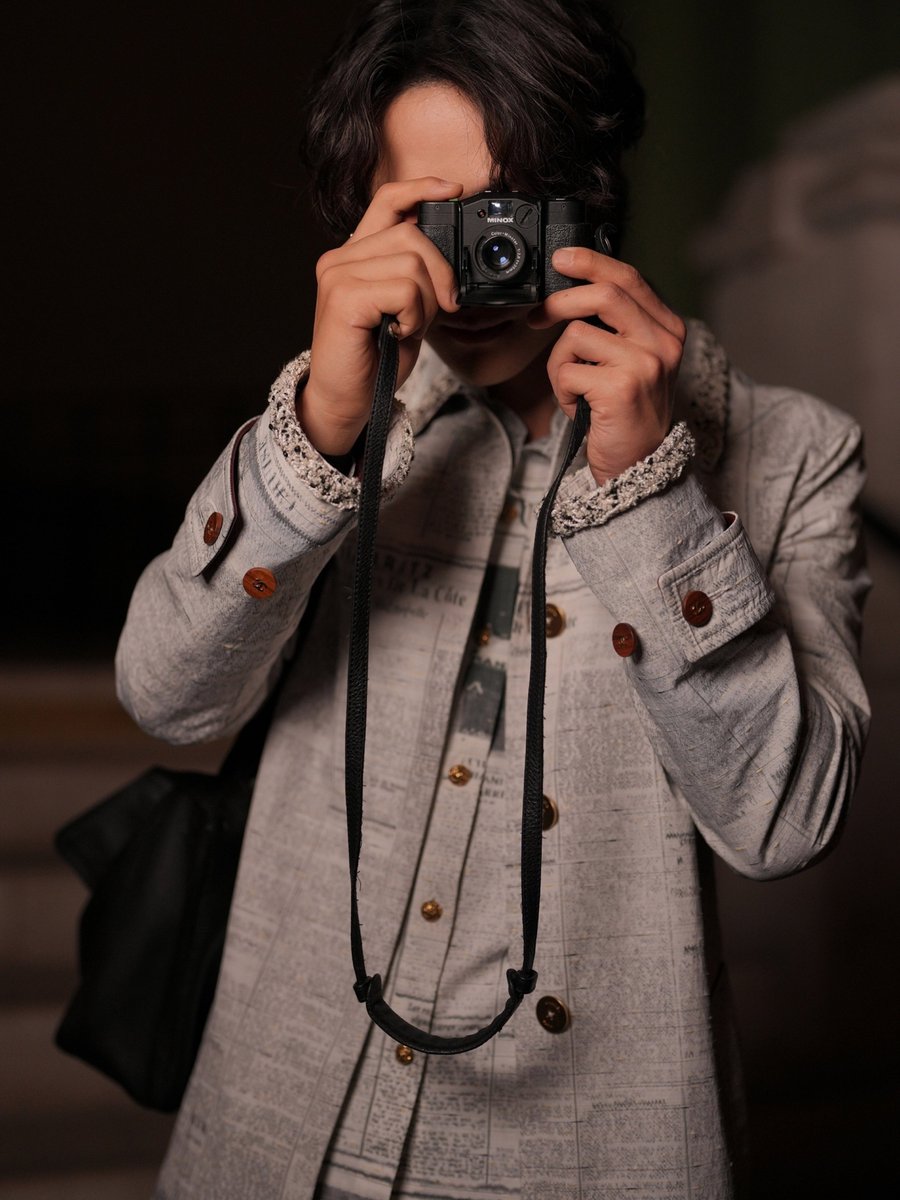 withdy_s75's tweet photo. ชั้นขำพี่ตากล้องงานชาแนลมาก เจอวอปถ่ายมาถ่ายกลับไม่โกงไปเลย 55555 เป็นคนแส้บๆ 😂😂

#WangYiboPFWSS27xCHANEL #CHANELSpringSummer #CHANELShow @CHANEL https://t.co/ORXfZ08cbq