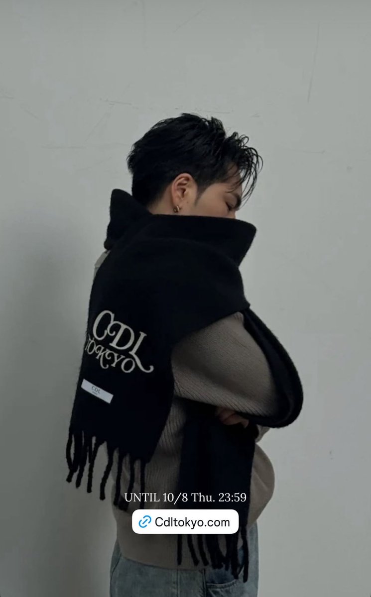 tsk_cdl03's tweet photo. めちゃくちゃ可愛くて買うか迷うけどいつかのハワイのために節約せねばだしかなりの暑がりだから冬にスカーフ巻かないんだよな😂
でも可愛い！笑 https://t.co/A8Wmrw9U8k