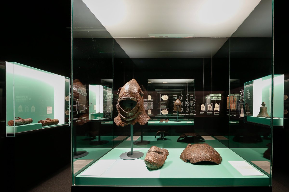 RedElectricaREE's tweet photo. La Sala de Novedades del @MANArqueologico expone desde hoy hasta el 28 de febrero de 2027 'La vida en la frontera: hallazgos del castillo de Monreal de Ariza'.
🏰🏺 La colección muestra uno de los hallázgos arqueológicos más relevantes de los últimos años en España.
⚔️🤺 Objetos metálicos del siglo XV que han pasado 500 años en un almacén sepultado por el derrumbe de parte de este castillo aragonés, clave en la defensa del Reino de Aragón en la Edad Media. 
➡️El delegado de @RedeiaCorp en Aragón, Ignacio Lallana, ha mostrado el apoyo de #RedElectrica al patrimonio, a través de colaboraciones como esta con el @MANArqueologico