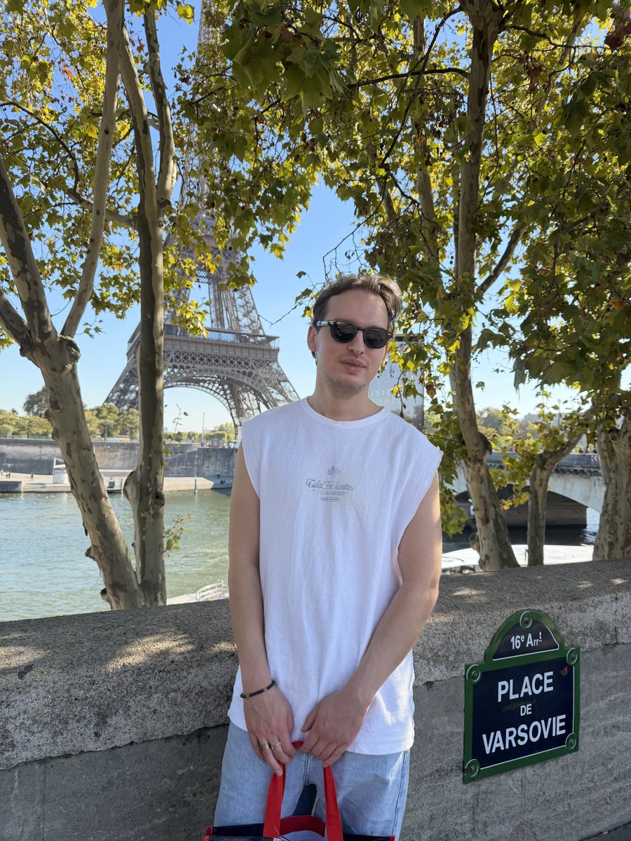 vladsazonau's tweet photo. I’m in Paris right now 🇫🇷

Founders, developers, designers - let’s connect! https://t.co/mIPhCE6svL