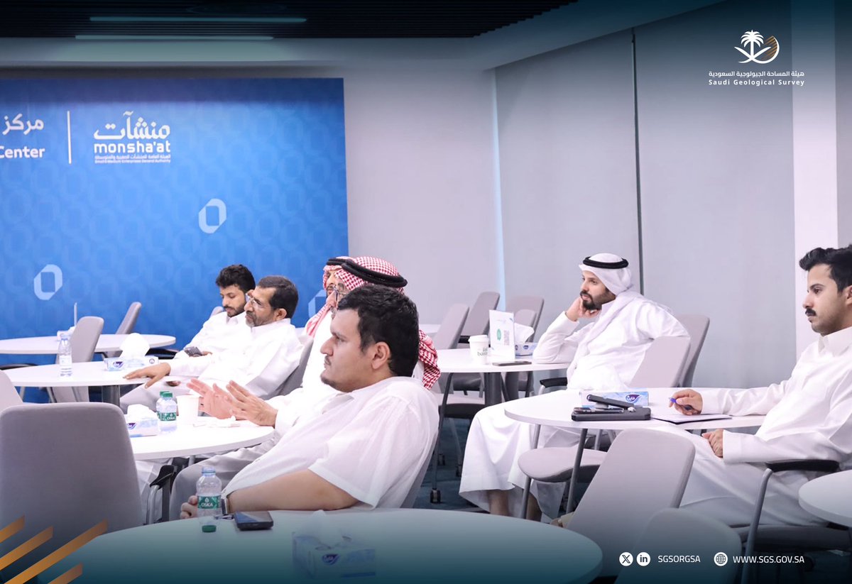 SgsOrgSa's tweet photo. ضمن مشاركة #هيئة_المساحة_الجيولوجية_السعودية في  #أسبوع_الصناعة_والتعدين 
استعرضت الهيئة تطبيقات خام الكوارتز في الصناعات عالية التقنية، من خلال محاضرة علمية قدّمها المهندس نادر إسكندر، تناولت مراحل معالجة الخام وتحويله إلى منتجات ذات قيمة مضافة، وسط تفاعل لافت من الحضور.
@SME_SC https://t.co/m5HM2Mhup0