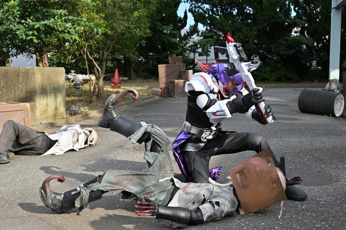 T2_oceanmemory's tweet photo. 特撮で学んだこと、
盾は殴るもの
銃も殴るもの
弓は近接武器
剣は投げるもの https://t.co/A48fouvu5F