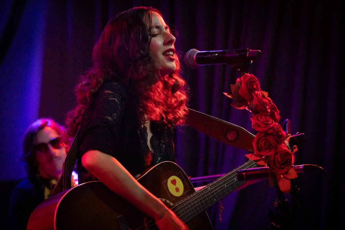 Janetheplanett's tweet photo. 📷 de @Oscarcarriqui de @sofiacomasmusic desde @CafeBerlinMad 🌹🌹🌹 
@industriasbala @EverlastingRec https://t.co/0BKbDhIgNW