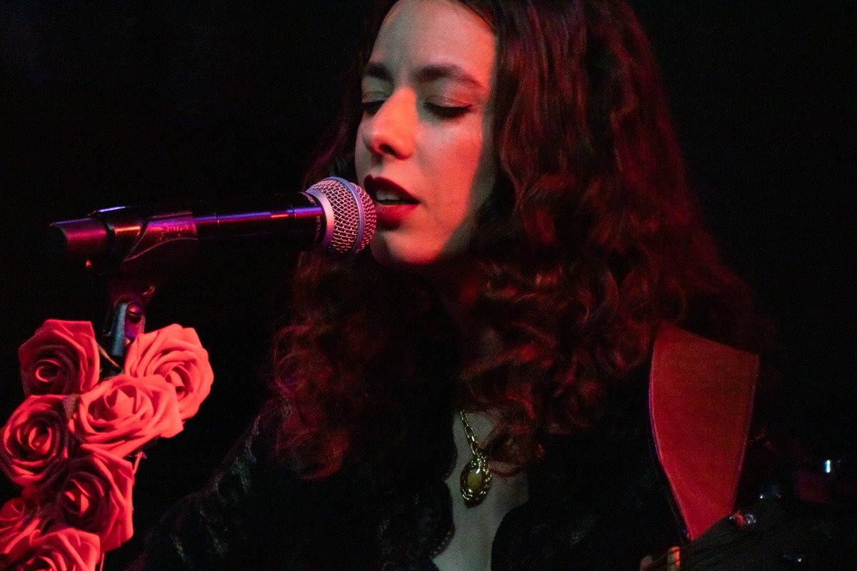 Janetheplanett's tweet photo. 📷 de @Oscarcarriqui de @sofiacomasmusic desde @CafeBerlinMad 🌹🌹🌹 
@industriasbala @EverlastingRec https://t.co/0BKbDhIgNW