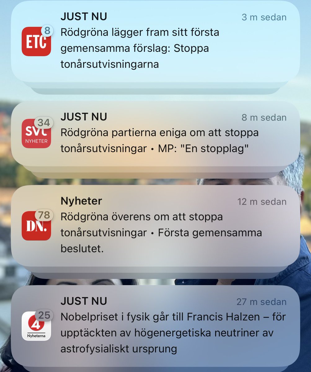 Moska12H's tweet photo. ÄNTLIGEN. Nu finns en majoritet i riksdagen som på riktigt sätter stopp för tonårsutvisningarna. Unga som vuxit upp och byggt sina liv i Sverige ska inte ryckas bort från sina vänner, sin trygghet och framtid.

Tack till alla unga som kämpat, organiserat sig och krävt förändring! https://t.co/bvwoJ2JaeW