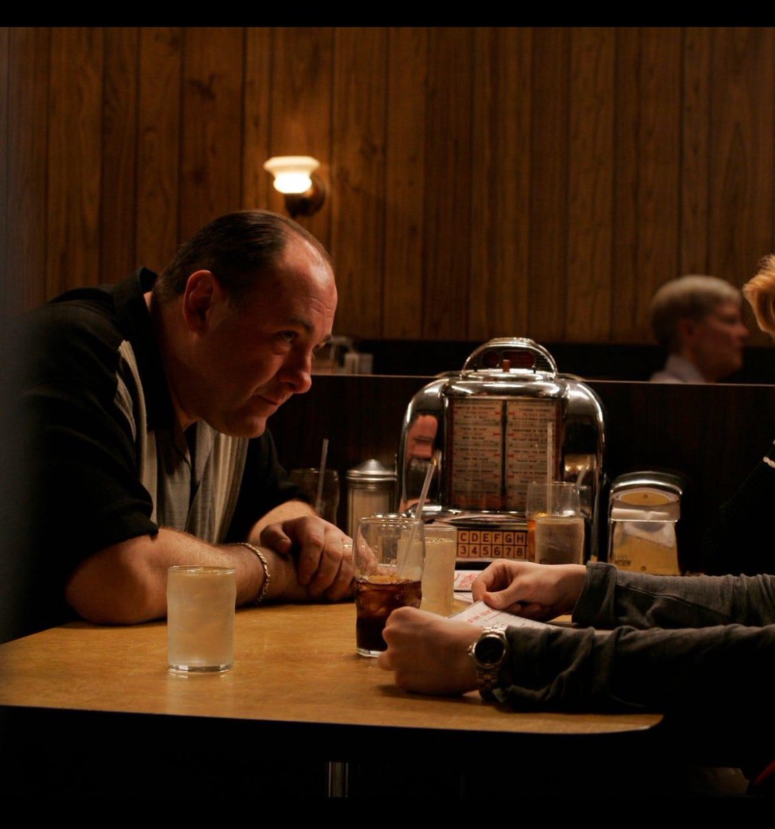 BiigKhalifa's tweet photo. DID TONY DIE OR DID WE JUST NEVER GET THE ANSWER?”

THE SOPRANOS—THE FINAL SCENE
The screen went black
No explanation
No goodbye
No confirmation
Just black

And decades later, people are STILL debating what happened
Did David Chase give us the perfect ending or frustrate viewers? https://t.co/V1hZcjphn2