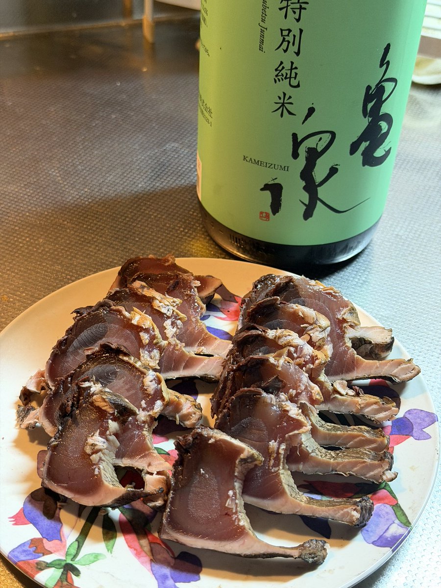 nanacp2a's tweet photo. 冷凍の高知の鰹のタタキを高知の亀泉と一緒に食べてます🐟
高知また行きたいです✨
#高知県 #高知グルメ #高知の鰹 #かつお #鰹 #鰹のタタキ #亀泉 #日本酒 https://t.co/DphJaYNQK7