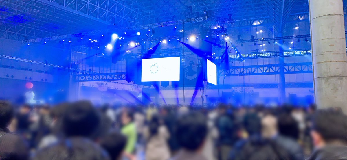 ranranchoe's tweet photo. 2019年の幕張ファンフェス私も写真残ってる！9:00会場着→10:10会場入りで基調講演この位置(1・2枚目)、基調講演の10:30〜12:00すぎまでギチギチの立ち見状態だった！コロナ前だしとにかく混雑がすごくて通路の移動もままならなかった(3枚目)ので、今回は本当に諸々対策されてると良いなと🙏 https://t.co/4g1bdPou0N