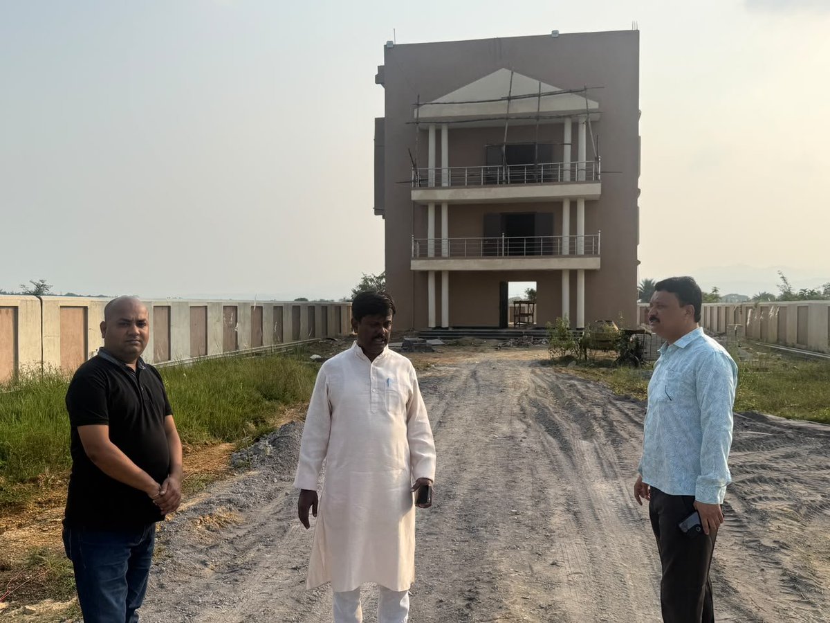 dineshjsrbjp's tweet photo. आज भाजपा पूर्वी सिंहभूम जिला के निर्माणाधीन भाजपा जिला कार्यालय का जिला अध्यक्ष श्री सत्या तिवारी जी एवं जिला उपाध्यक्ष श्री रोहित सिंह परमार जी के साथ निरीक्षण किया।

यह कार्यालय संगठन की गतिविधियों को नई गति देने के साथ-साथ कार्यकर्ताओं के लिए एक सशक्त केंद्र के रूप में महत्वपूर्ण भूमिका निभाएगा। कार्यालय के निर्माण कार्य की प्रगति एवं आवश्यक व्यवस्थाओं को लेकर विस्तृत चर्चा की।

हमारा प्रयास है कि निर्माण कार्य शीघ्र पूर्ण हो और जल्द ही इस नए जिला कार्यालय का भव्य उद्घाटन किया जाए।

सशक्त संगठन • समर्पित कार्यकर्ता • मजबूत भाजपा
भाजपा पूर्वी सिंहभूम — निरंतर प्रगति की ओर। 🚩🪷

#BJP #BJPEastSinghbhum #BJPJharkhand #पूर्वी_सिंहभूम #भाजपा #संगठन #भाजपा_जिला_कार्यालय #TeamBJP