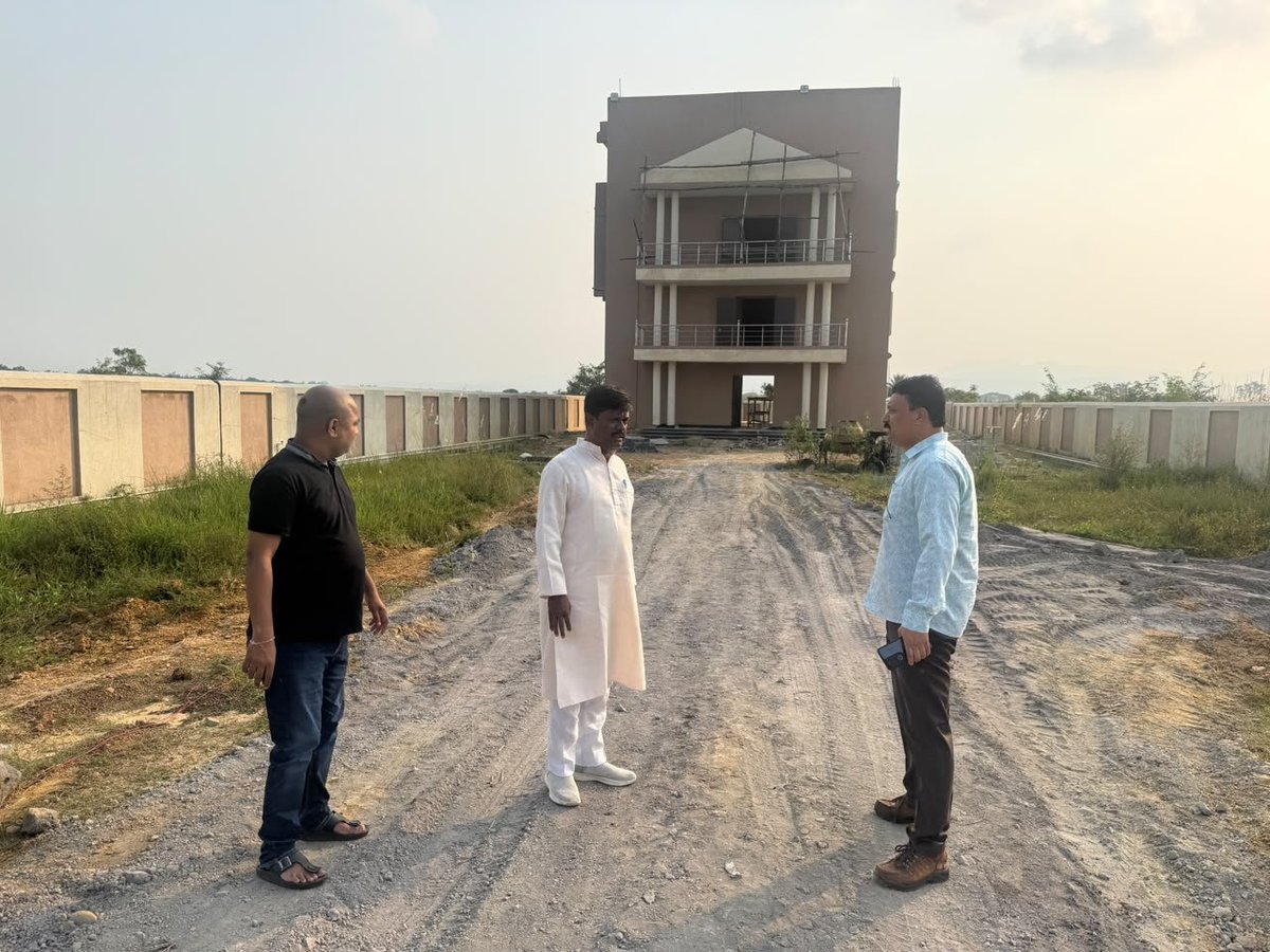 dineshjsrbjp's tweet photo. आज भाजपा पूर्वी सिंहभूम जिला के निर्माणाधीन भाजपा जिला कार्यालय का जिला अध्यक्ष श्री सत्या तिवारी जी एवं जिला उपाध्यक्ष श्री रोहित सिंह परमार जी के साथ निरीक्षण किया।

यह कार्यालय संगठन की गतिविधियों को नई गति देने के साथ-साथ कार्यकर्ताओं के लिए एक सशक्त केंद्र के रूप में महत्वपूर्ण भूमिका निभाएगा। कार्यालय के निर्माण कार्य की प्रगति एवं आवश्यक व्यवस्थाओं को लेकर विस्तृत चर्चा की।

हमारा प्रयास है कि निर्माण कार्य शीघ्र पूर्ण हो और जल्द ही इस नए जिला कार्यालय का भव्य उद्घाटन किया जाए।

सशक्त संगठन • समर्पित कार्यकर्ता • मजबूत भाजपा
भाजपा पूर्वी सिंहभूम — निरंतर प्रगति की ओर। 🚩🪷

#BJP #BJPEastSinghbhum #BJPJharkhand #पूर्वी_सिंहभूम #भाजपा #संगठन #भाजपा_जिला_कार्यालय #TeamBJP