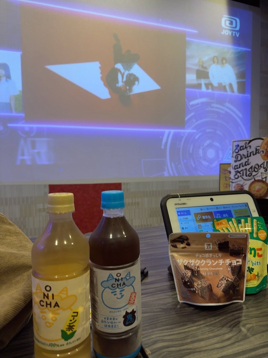 miiiint_ofcl's tweet photo. カラオケでヒカキンを流し込んだ☺️
麦茶は薄くて普通コーン茶はちょうどいい感じでおいしかった♡みんなはどっちが飲みたい？ https://t.co/Q4Y29WLwz5