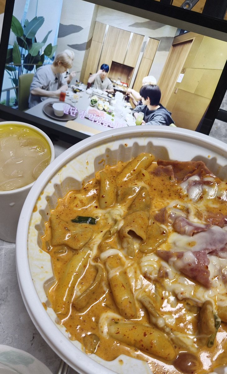 bbangu1ove's tweet photo. 시험기간 최고의 일탈 https://t.co/a5WhtcCG9m