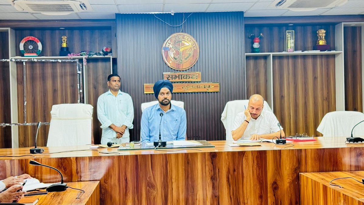 CdoSultanpur's tweet photo. जिलाधिकारी महोदय की अध्यक्षता में जिला स्तरीय दिव्यांगता समिति, दिव्या��ग बन्धु, लोकल लेवल कमेटी, जिला प्रबन्ध समिति डी०एम०टी० तथा समाज कल्याण, अल्पसंख्यक कल्याण, महिला कल्याण, दिव्यांगजन सशक्तीकरण एवं पिछड़ा वर्ग विभाग के अन्तर्गत संचालित विभिन्न योजनाओं एवं कार्यक्रमों की प्रगति समीक्षा बैठक आयोजित की गयी। जिसमें योजनाओं के क्रियान्वयन, लंबित प्रकरणों, लाभार्थियों को उपलब्ध कराये जा रहे लाभ तथा विभागीय कार्यों की प्रगति की विस्तृत समीक्षा कर सम्बन्धि��� को आवश्यक निर्देश दिये गये।