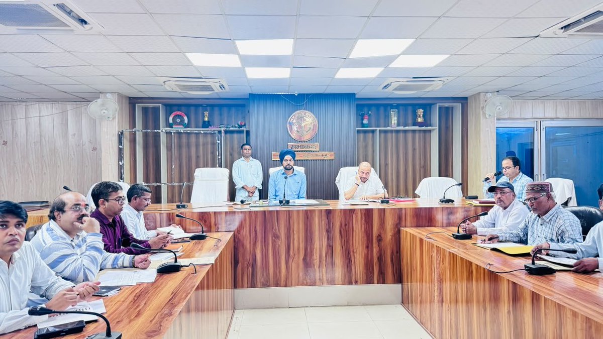 CdoSultanpur's tweet photo. जिलाधिकारी महोदय की अध्यक्षता में जिला स्तरीय दिव्यांगता समिति, दिव्या��ग बन्धु, लोकल लेवल कमेटी, जिला प्रबन्ध समिति डी०एम०टी० तथा समाज कल्याण, अल्पसंख्यक कल्याण, महिला कल्याण, दिव्यांगजन सशक्तीकरण एवं पिछड़ा वर्ग विभाग के अन्तर्गत संचालित विभिन्न योजनाओं एवं कार्यक्रमों की प्रगति समीक्षा बैठक आयोजित की गयी। जिसमें योजनाओं के क्रियान्वयन, लंबित प्रकरणों, लाभार्थियों को उपलब्ध कराये जा रहे लाभ तथा विभागीय कार्यों की प्रगति की विस्तृत समीक्षा कर सम्बन्धि��� को आवश्यक निर्देश दिये गये।