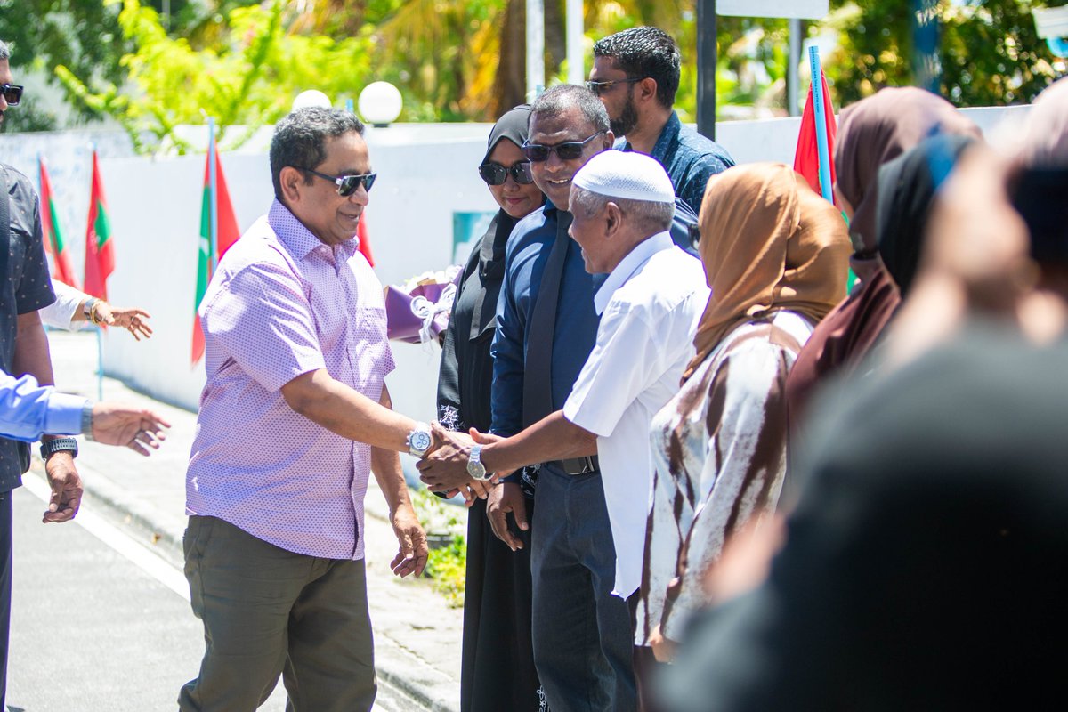 PNFront's tweet photo. ރައީސް ޢަބްދުﷲ ޔާމީން ޢަބްދުލްޤައްޔޫމް މިއަދު އައްޑޫ ސިޓީ ހުޅުދޫ މީދޫ ކައުންސިލްއާ ބައްދަލުކުރެވުމުގެ ތެރެއިން. https://t.co/p8NBU9gMIT
