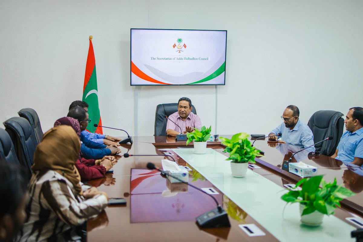 PNFront's tweet photo. ރައީސް ޢަބްދުﷲ ޔާމީން ޢަބްދުލްޤައްޔޫމް މިއަދު އައްޑޫ ސިޓީ ހުޅުދޫ މީދޫ ކައުންސިލްއާ ބައްދަލުކުރެވުމުގެ ތެރެއިން. https://t.co/p8NBU9gMIT