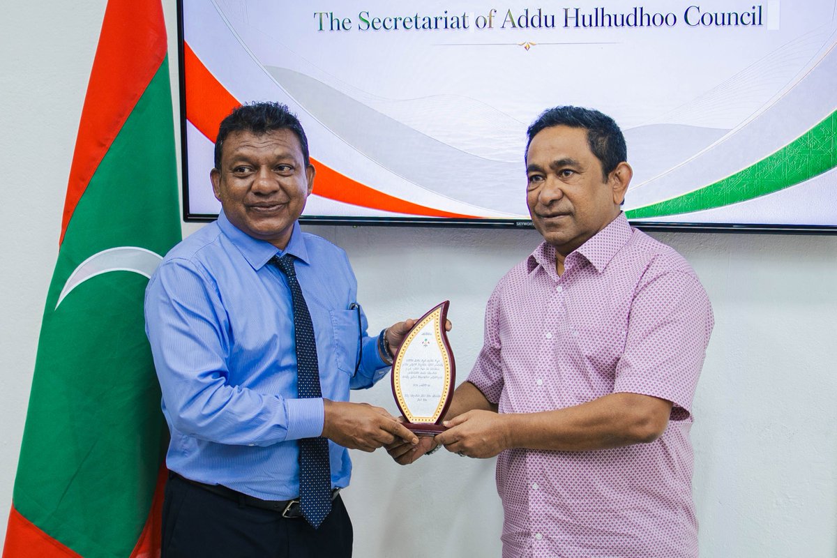 PNFront's tweet photo. ރައީސް ޢަބްދުﷲ ޔާމީން ޢަބްދުލްޤައްޔޫމް މިއަދު އައްޑޫ ސިޓީ ހުޅުދޫ މީދޫ ކައުންސިލްއާ ބައްދަލުކުރެވުމުގެ ތެރެއިން. https://t.co/p8NBU9gMIT