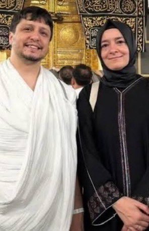 frekanstr_'s tweet photo. Fatih Altaylı, Fatma Betül Sayan Kaya ve eşinin fon kazancı iadesine:

"Geri ödeme için valör tarihini beklediler. 
Vadeyi bozmadılar, vadenin dolum tarihinden sonra TMSF’ye aktardılar. 

Tabii ana parayı koruyup, sadece elde ettikleri kazancı geri ödediler. 

Ancak ortada bir sorun var. 

Vurguncu Kaya çifti bu parayı, yani 2,2 milyar TL’yi bir ayı aşkın süredir bankada faizde tutuyorlardı. 

2,2 milyar TL’nin yıllık faizi o günlerdeki faiz oranı olan yüzde 40 civarı ile yıllık yaklaşık 880 milyon TL tutuyor. 

Bunun bir aylık getirisi de 73,5 milyon TL ediyor. 

73,5 milyon TL bugünkü kurdan hesaplanırsa hemen hemen 1 milyon 500 bin dolar ediyor. 

Vurguncu çift geçen Nisan ayında Fon’a toplamda yaklaşık 3 milyon 600 bin dolar yatırmıştı. 

Şimdi ise parayı iade ettikten sonra bile ellerinde 5 milyon 100 bin dolar var. 

5 ayda dolar bazında yüzde 50 civarı bir kazanç. 

Bence bir talimat daha verilse iyi olur. 
Hiç değilse faizini de geri versin."