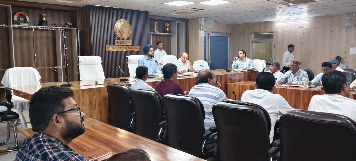CdoSultanpur's tweet photo. जिलाधिकारी महोदय की अध्यक्षता में जिला स्तरीय दिव्यांगता समिति, दिव्या��ग बन्धु, लोकल लेवल कमेटी, जिला प्रबन्ध समिति डी०एम०टी० तथा समाज कल्याण, अल्पसंख्यक कल्याण, महिला कल्याण, दिव्यांगजन सशक्तीकरण एवं पिछड़ा वर्ग विभाग के अन्तर्गत संचालित विभिन्न योजनाओं एवं कार्यक्रमों की प्रगति समीक्षा बैठक आयोजित की गयी। जिसमें योजनाओं के क्रियान्वयन, लंबित प्रकरणों, लाभार्थियों को उपलब्ध कराये जा रहे लाभ तथा विभागीय कार्यों की प्रगति की विस्तृत समीक्षा कर सम्बन्धि��� को आवश्यक निर्देश दिये गये।