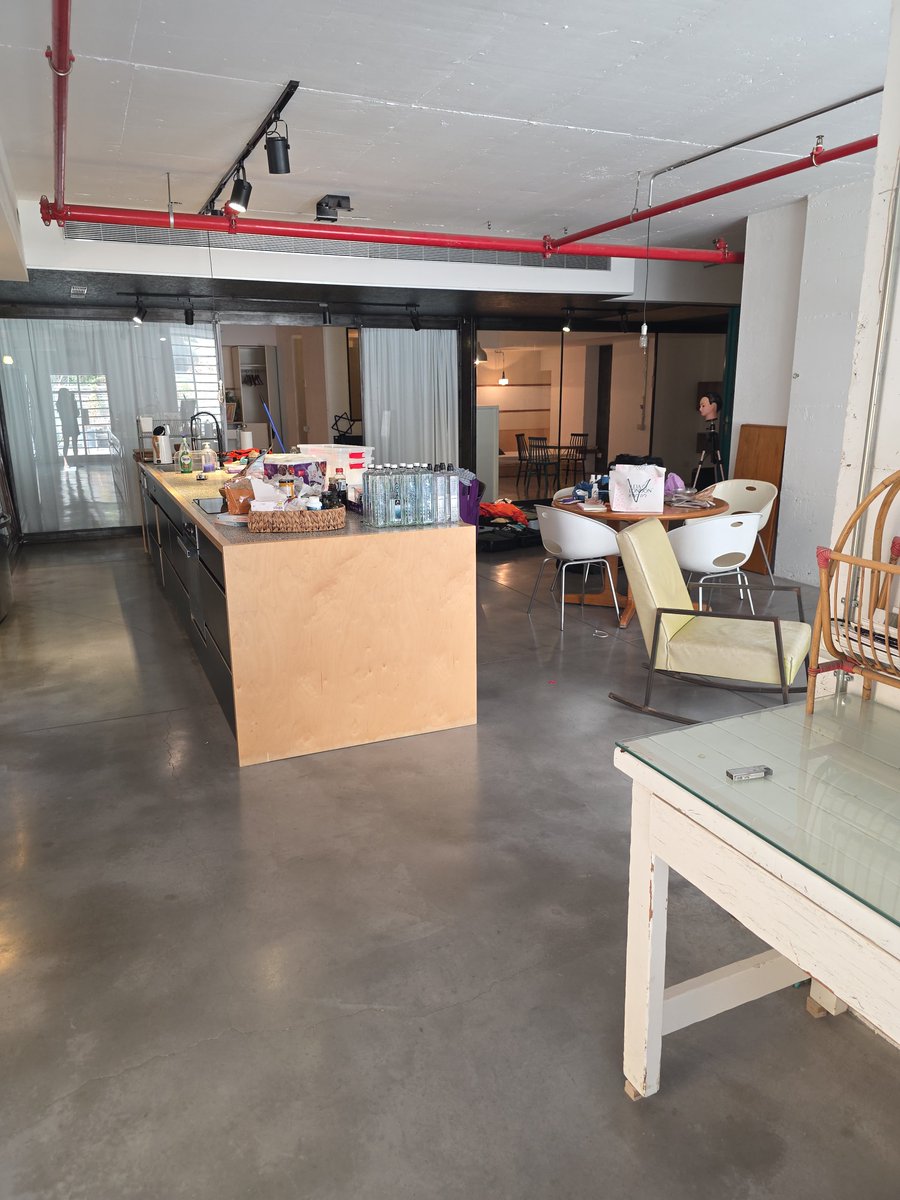 iiwasinthee212's tweet photo. Moving in. If you would have told me years ago id end up moving to Tel Aviv and liking it, I would have said youre crazy 🤪 🇮🇱 https://t.co/dIDiZ7I0gH