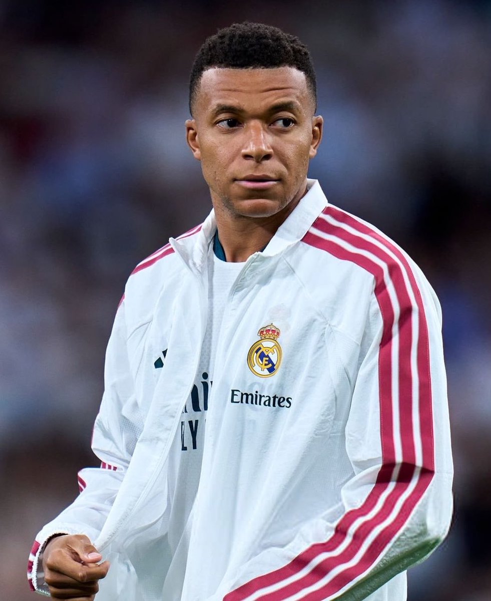 madridistahoy's tweet photo. 💣 Mbappé le ha trasladado a gente muy cercana que NO ESTÁ CONTENTO con el Real Madrid.

‼️ No tiene que ver con su futuro. Habla de lo que está viviendo en el club. Cree que el PROYECTO NO es SERIO.

👀 Es algo que también piensan otros jugadores. 

ℹ️ @JorgeCPicon vía @inakiangulo