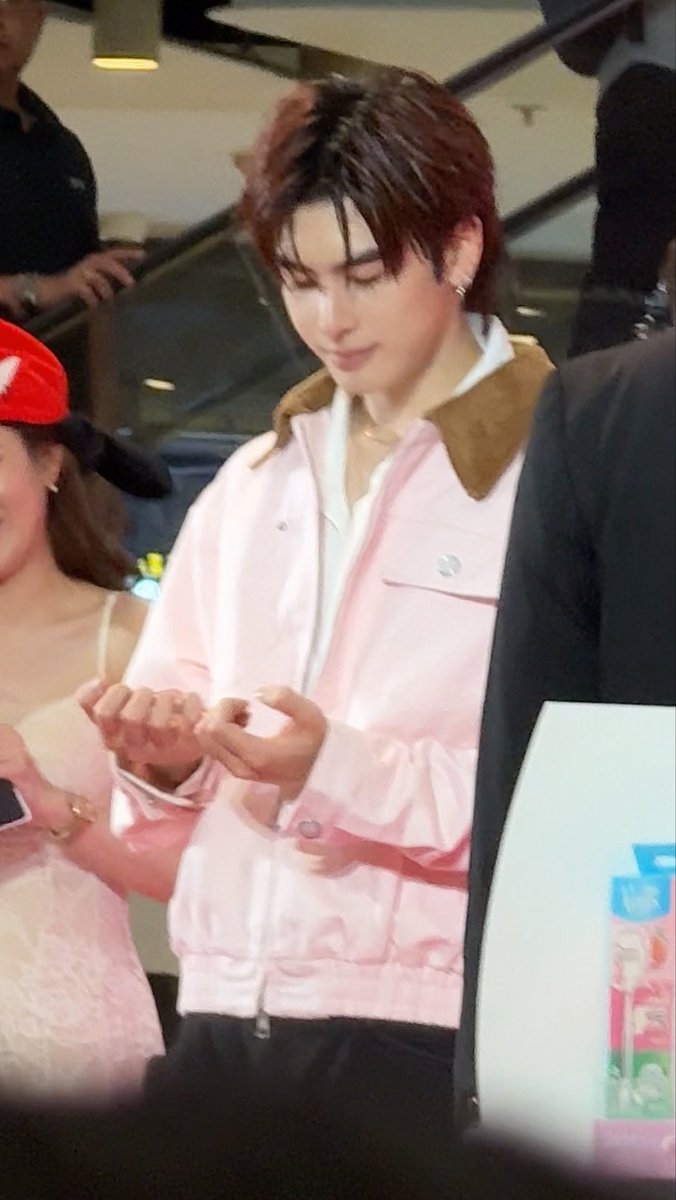 iherebxnz's tweet photo. MC บอกผู้โชคดีว่า 
: โชว์เรฟ (ถ่ายรูป) ได้เลยนะคะ 

แซนต้า : ……………

โคตรบ๊อง 🤣🤏🏻

SANTA WITH VENUS AT TOPS  

#GilletteVenusxSanta https://t.co/8L6slTzhR9