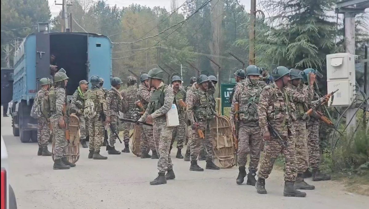 NoonChai86's tweet photo. For years, questions were being raised over valuable state land in Baramulla. The matter was finally taken up by the administration, and the land has now been demarcated and brought under government control. Accountability matters.

@DCBaramulla @OfficeOfLGJandK https://t.co/nCtqOqYI0Z