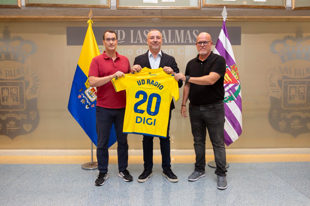 PresidenteUDLP's tweet photo. El domingo tuve el placer de hacer entrega de unas camisetas conmemorativas a Ruymán Almeida y Andrés Sánchez, con motivo del 20.º aniversario de UD Radio 🎙️💛💙

Fue un honor compartir este momento con dos personas que han formado parte de nuestra emisora desde el momento de su fundación y celebrar juntos estas dos décadas de radio amarilla.

¡Por muchos años más! 💛💙

#SienteLaUnión #LaUniónHaceLasPalmas