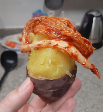 sonsudiggng's tweet photo. To. 일본인들

고구마 김치 조합이란 것도 잇다
너네 돈키호테에 개맛잇는 고구마를 팔잖니

여기다가 김치를 올려 먹어보거라
참고로 여기엔 갓 만든 신선한 김치를 얹어먹어야한다
푹익은 김치는 금지다

이게 뭔조합이야 싶겠지만 먹어봐
일단 먹어보고 얘기해 https://t.co/4sfsqLet0E