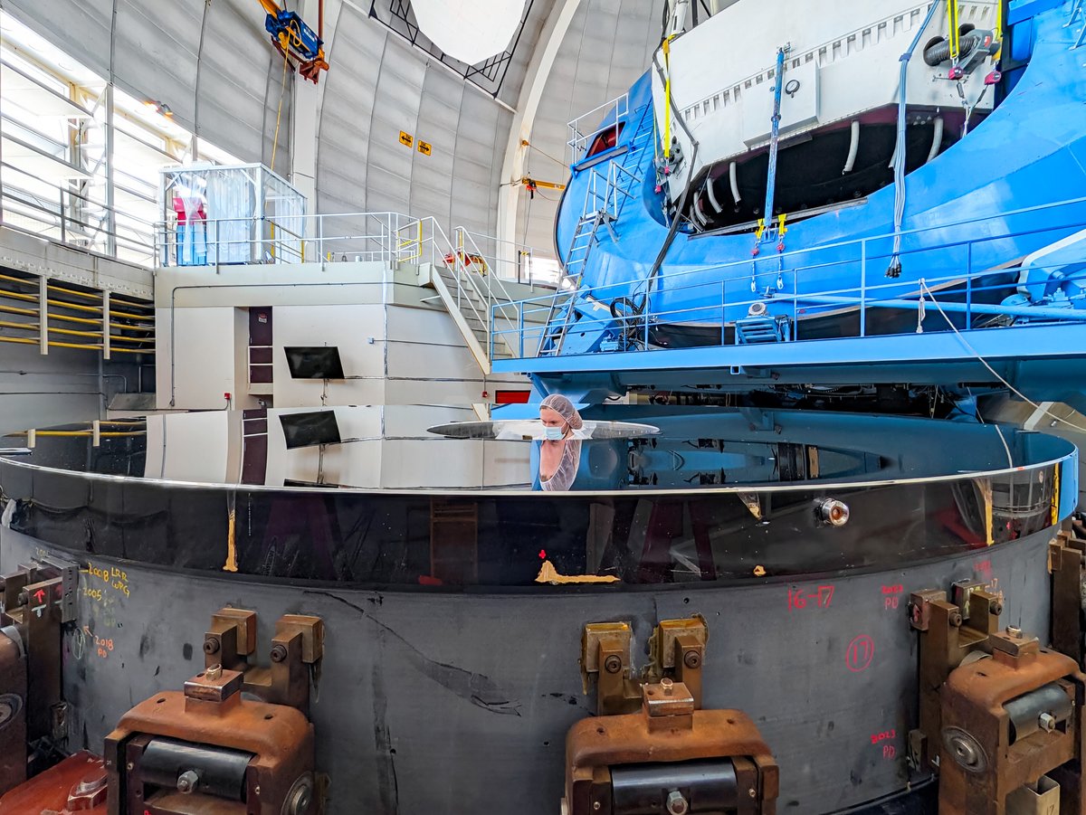 NOIRLabAstro's tweet photo. The Mayall 4-meter took a summer vacation — now it’s back and shinier than ever! 🌞

The NSF Nicholas U. Mayall 4-meter Telescope at @KittPeakNatObs underwent a successful summer shutdown, during which staff recoated its primary mirror with aluminum. 

📸KPNO/NOIRLab/NSF/AURA https://t.co/rOPeQ7jOsK