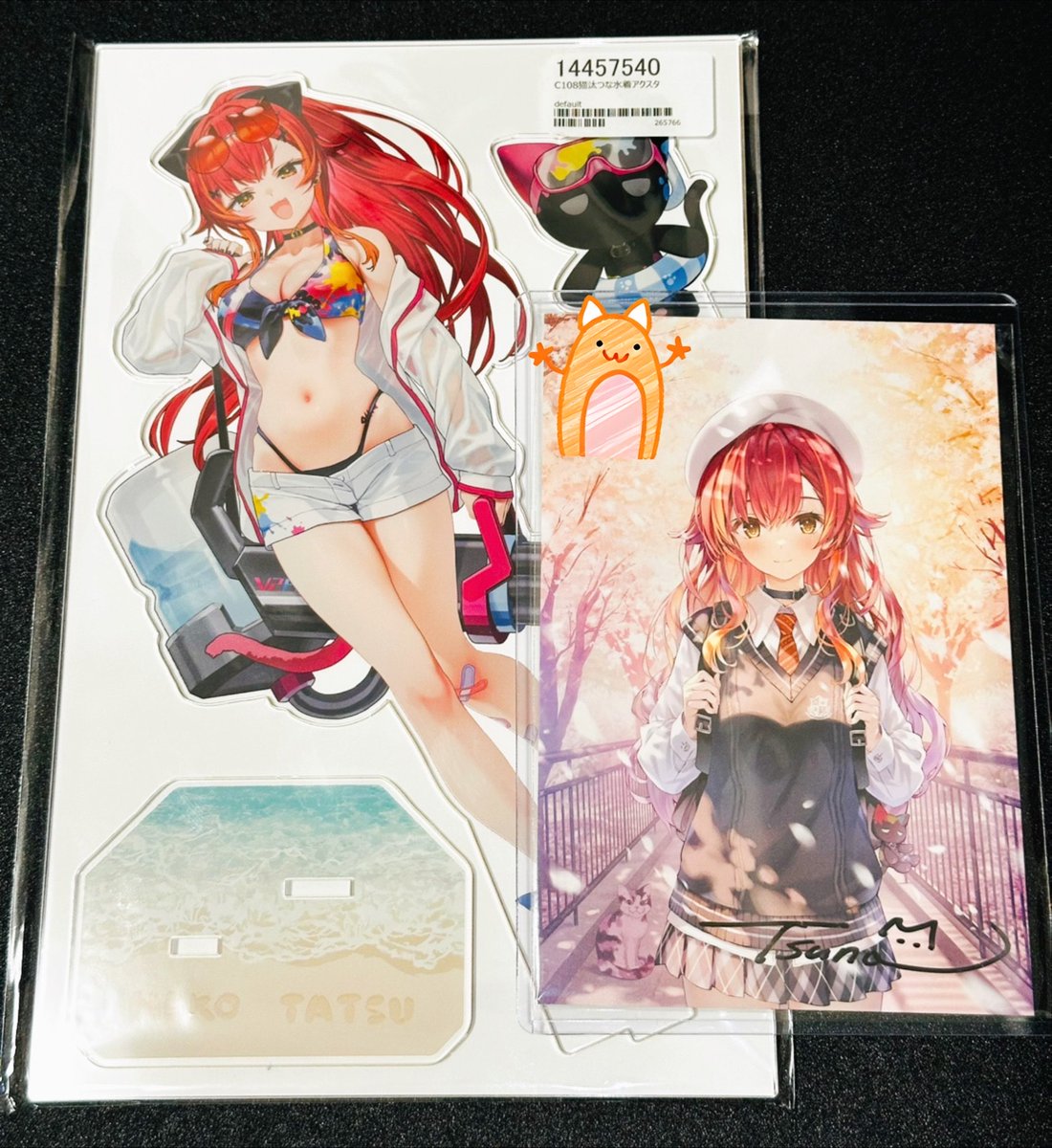 orange_hw02's tweet photo. 初めてのサイン入りポスカであるねこたつのポスカが届いた🙌✨

夏コミで買った泉彩さんのアクスタと一緒に飾ります！
来年も当たるといいな✨ https://t.co/oy8z9hU4iD