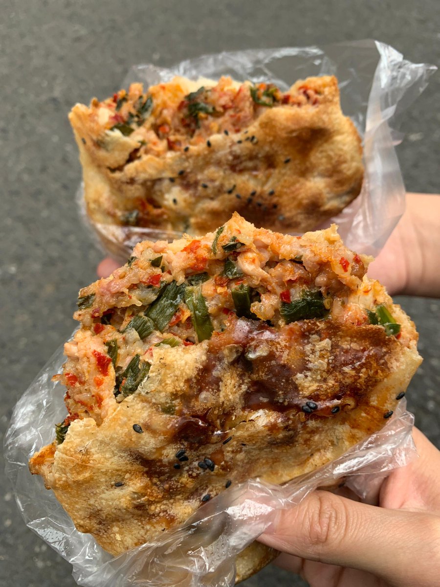 LondynLennlwbb's tweet photo. [Hoy camino por la calle, y estas empanadas de carne son la mejor combinación! 翻译：今天在路上走的时候，这些肉馅饼是绝配！]， https://t.co/y4bebWG2he
