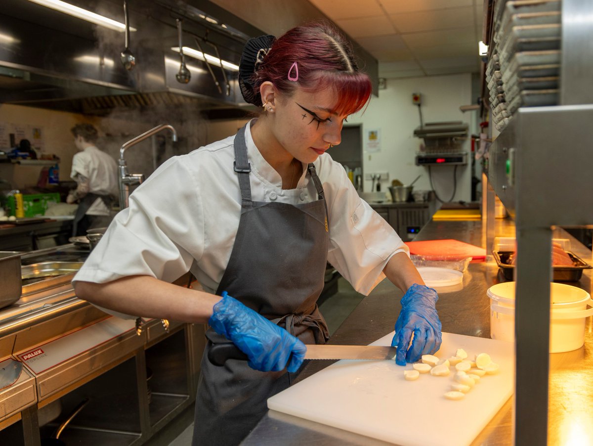 HITTraining's tweet photo. From creating memorable guest experiences to mastering skills in the kitchen, hospitality is full of opportunities. Today, we’re celebrating how apprenticeships help turn those opportunities into career development.  https://t.co/44PHGSSpMs https://t.co/pRESOESS7x