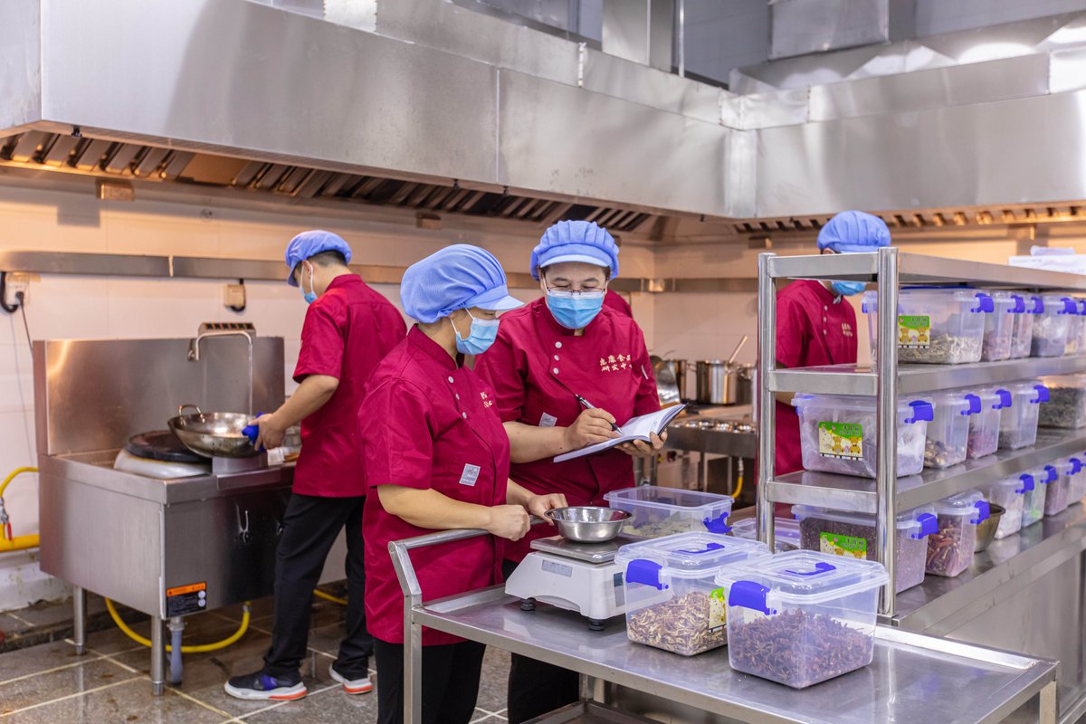 DaisyTerryezc's tweet photo. [Hoy en el Hangar, el equipo de cocineros del departamento prepara delicias mientras los empleados pasan por la sección de control.] https://t.co/LATTXl5rwz